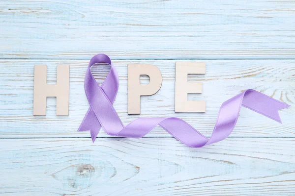 Lila Kurdele Ile Kelime Umut Kanser Kavramı — Stok fotoğraf