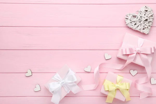 Bunte Geschenkschachteln Mit Kleinen Herzen Auf Rosa Holztisch — Stockfoto