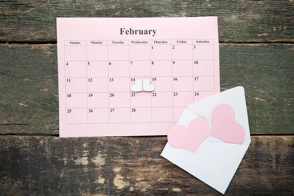 Witte Roze Harten Met Kalender Van Februari Houten Tafel — Stockfoto