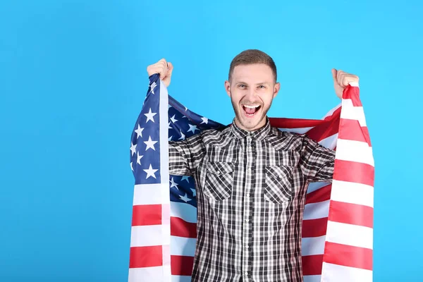 Jonge Man Met Een Amerikaanse Vlag Blauwe Achtergrond — Stockfoto