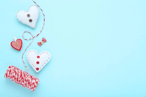 Corações Tecido Branco Com Espinha Roupa Corda Fundo Azul — Fotografia de Stock