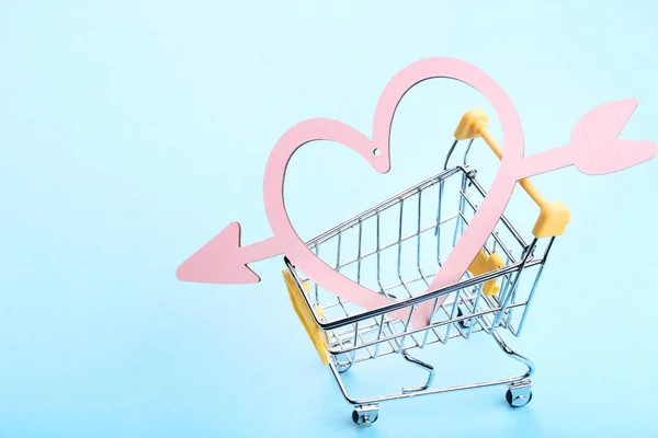 Carrito Compras Corazón Madera Con Flecha Sobre Fondo Azul — Foto de Stock