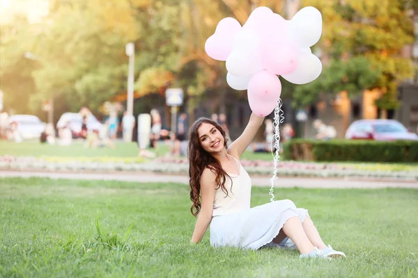 Chica Joven Con Globos Del Corazón Sentado Hierba Verde — Foto de Stock