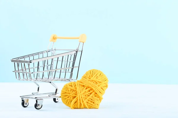 Einkaufswagen Mit Gelbem Seil Herz Auf Holztisch — Stockfoto