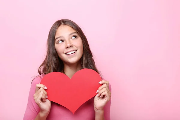 Молодая Девушка Держит Красную Бумагу Сердце Розовом Фоне — стоковое фото