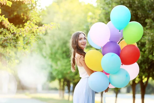 Vacker Flicka Med Färgade Ballonger Parken — Stockfoto