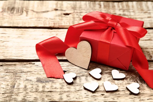 Geschenkdoos Met Lint Boog Harten Bruin Houten Tafel — Stockfoto