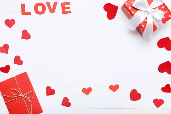 Κόκκινες Καρδιές Λέξη Αγάπη Και Δώρο Πλαίσιο Λευκό Φόντο — Φωτογραφία Αρχείου