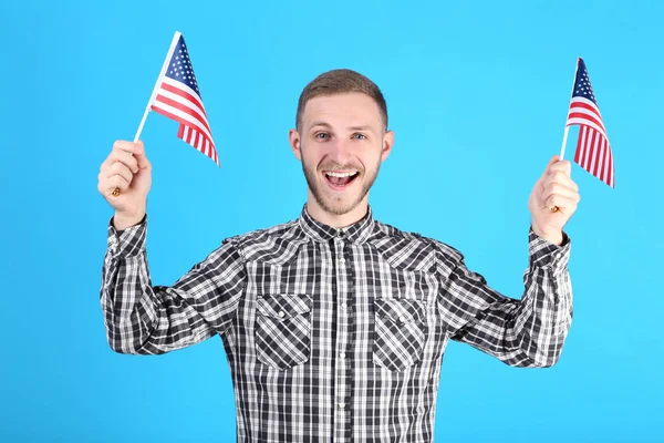 Jonge Man Met Een Amerikaanse Vlag Blauwe Achtergrond — Stockfoto