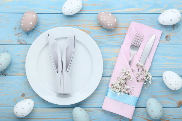 Posate Cucina Con Uova Pasqua Fiori Gypsophila Sul Tavolo Legno — Foto Stock