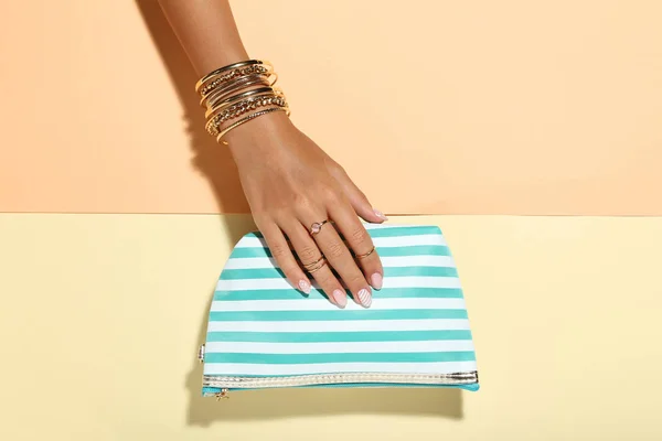Vrouwelijke Hand Met Armbanden Handtas Kleurrijke Achtergrond — Stockfoto