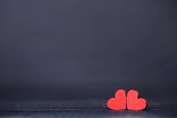 Siyah Zemin Üzerine Kırmızı Ahşap Kalpler — Stok fotoğraf