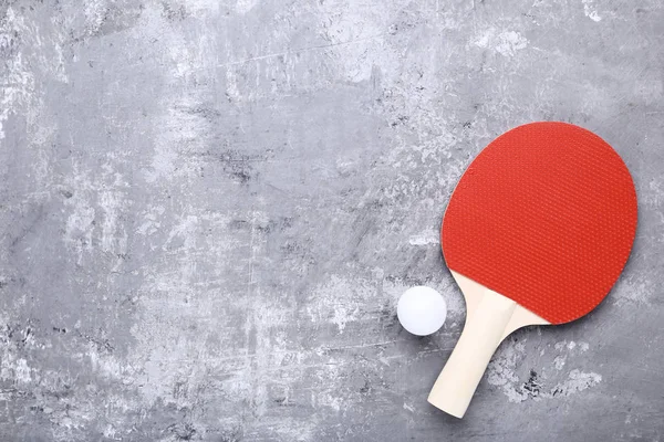 Raqueta Tenis Mesa Con Pelota Sobre Mesa Madera Gris — Foto de Stock