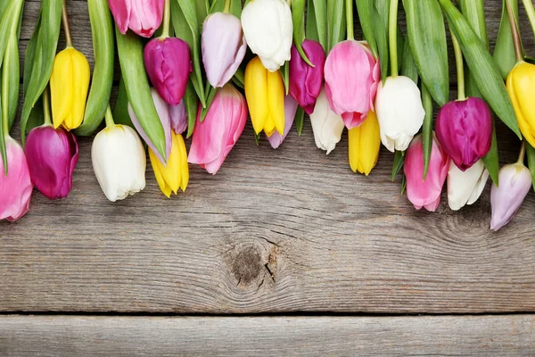 Strauß Tulpen Auf Grauem Holztisch — Stockfoto