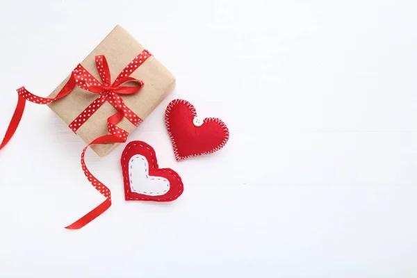 Caja Regalo Con Lazo Cinta Corazones Tela Mesa Madera Blanca — Foto de Stock