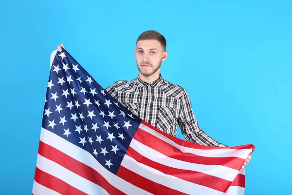 Jonge Man Met Een Amerikaanse Vlag Blauwe Achtergrond — Stockfoto