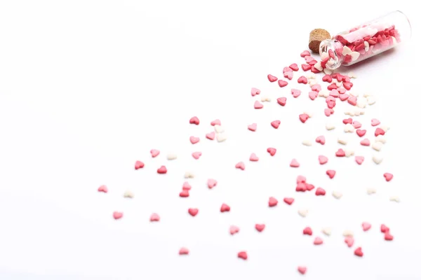 Beyaz Arka Plan Üzerinde Cam Şişe Ile Sprinkles Kalp Şeklinde — Stok fotoğraf