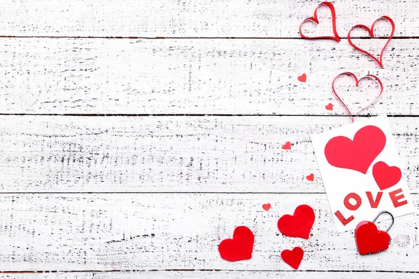 Rote Herzen Mit Grußkarte Und Vorhängeschloss Auf Weißem Holztisch — Stockfoto