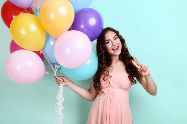 Ung Flicka Med Färgade Ballonger Mint Bakgrund — Stockfoto