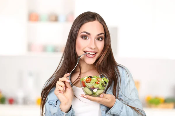 Mulher Bonita Comendo Salada Fresca Cozinha — Fotografia de Stock