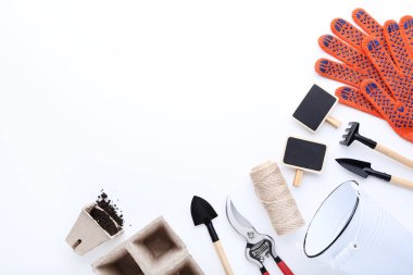 Beyaz arkaplanda izole edilmiş bahçe araçları