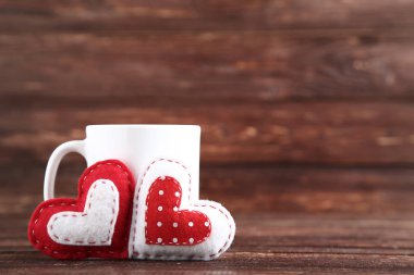 Kumaş kupa bardakta kahverengi ahşap masa