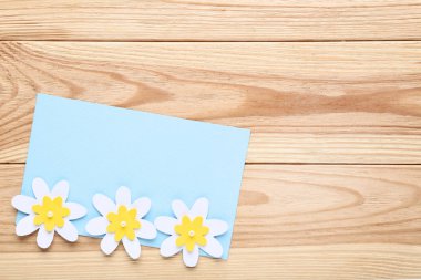 Kahverengi ahşap masaya kağıt çiçek ile el yapımı tebrik kartı