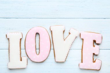 Kelime aşk tarafından ahşap masa üzerinde ev yapımı kurabiye