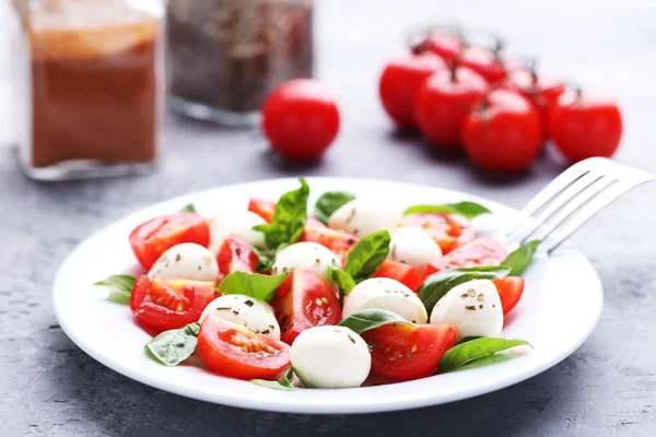 Mozzarella Tomates Folhas Manjericão Mesa Madeira Cinza — Fotografia de Stock