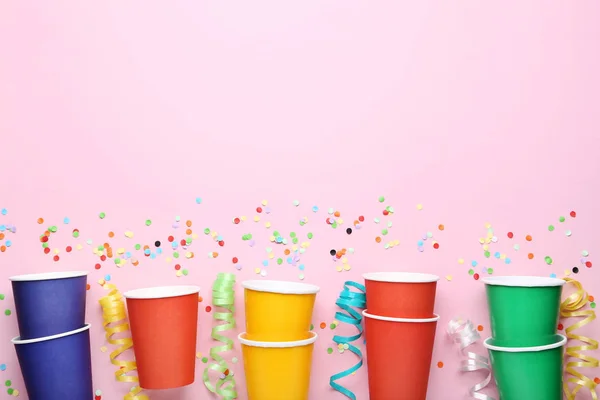 Bicchieri Carta Colorati Con Coriandoli Sfondo Rosa — Foto Stock