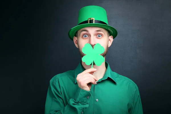 Patrick Day Young Man Wearing Green Hat Paper Clover Black — Stock Photo, Image