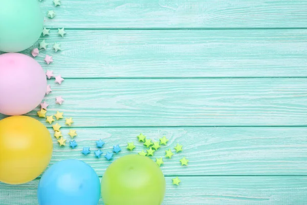 Ballons Colorés Avec Étoiles Papier Sur Table Bois Menthe — Photo
