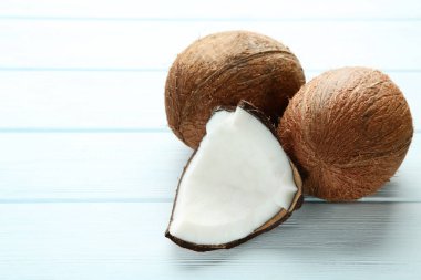 Beyaz ahşap masa üzerinde olgunlaşmış hindistancevizi