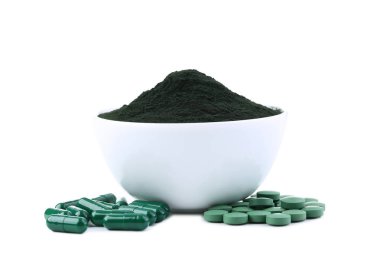 Spirulina tozu ve beyaz arka plan üzerinde izole tablet