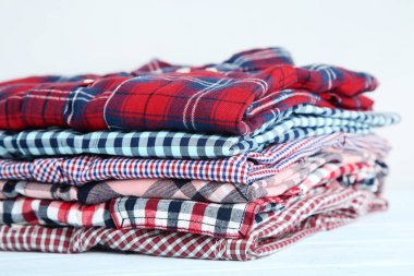 Katlanmış gömlek yığını