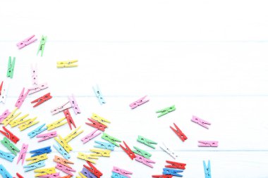Ahşap masa üzerinde renkli clothespins dönüştürün