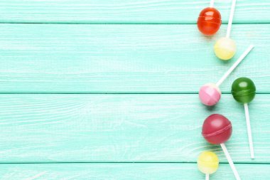 Nane ahşap masa üzerinde tatlı lolipop