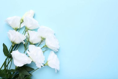 Mavi zemin üzerine beyaz eustoma buket