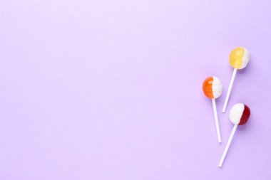 Mor zemin üzerine tatlı lolipop