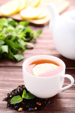 Çay nane ile yapraklar ve çaydanlık kahverengi ahşap tablo