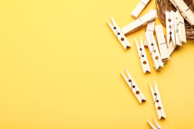 Sarı zemin üzerine ahşap clothespins dönüştürün