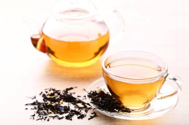 Çay ile kuru yapraklar ve çaydanlık ahşap tablo