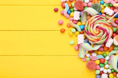 Tatlı şeker ve lolipop sarı ahşap tablo