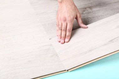 Adam yükleme ahşap laminat döşeme