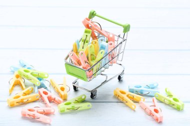 Renkli plastik clothespins dönüştürün ahşap masa üzerinde alışveriş sepeti