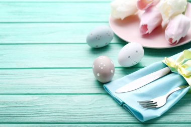 Mutfak bıçakları Paskalya yumurtaları ve Lale çiçek nane ahşap tablo