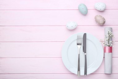 Paskalya yumurtaları ve pembe ahşap masaya gypsophila çiçek ile mutfak bıçakları
