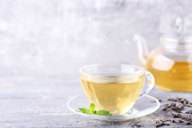 Çay nane ile yapraklar ve çaydanlık gri ahşap tablo