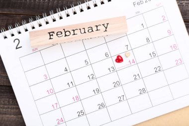 Sevgililer günü takvimi ile kalpleri ve ahşap masa üzerinde kelime Şubat