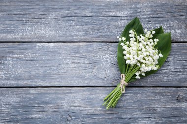 Gri ahşap masaya Lily vadi çiçek